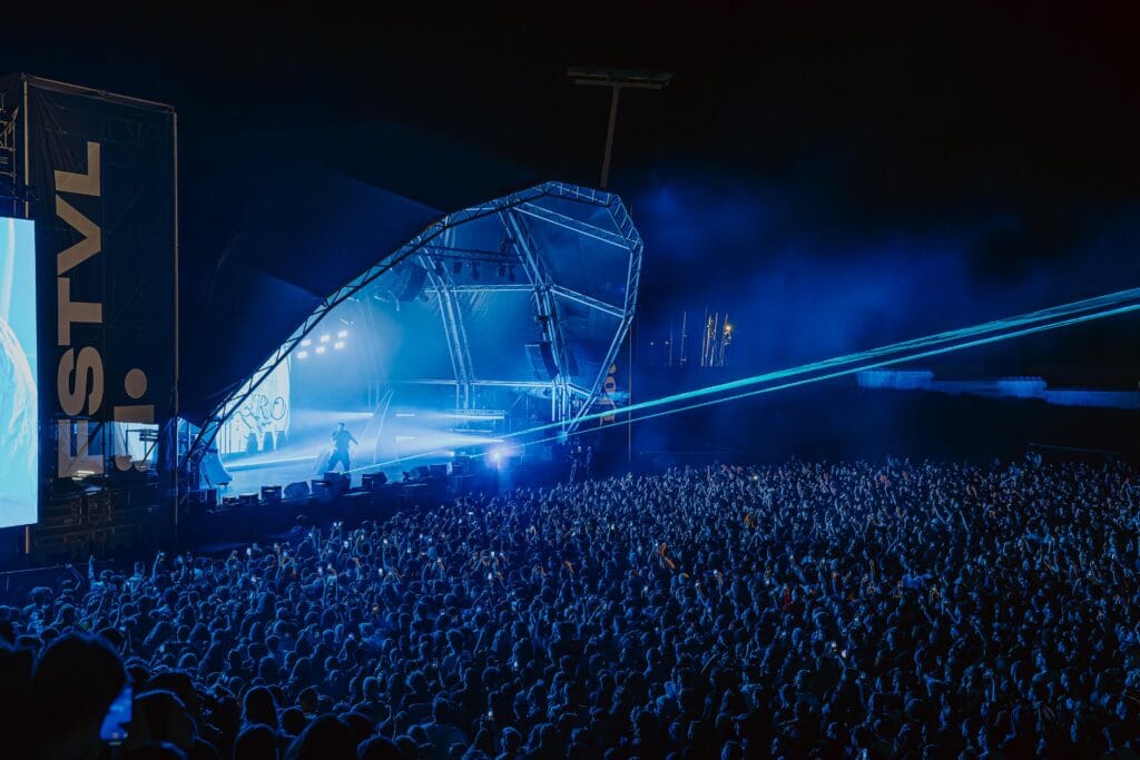 Imagen tomada del festival B cuando cantaba Cruz Cafuné su nuevo álbum.